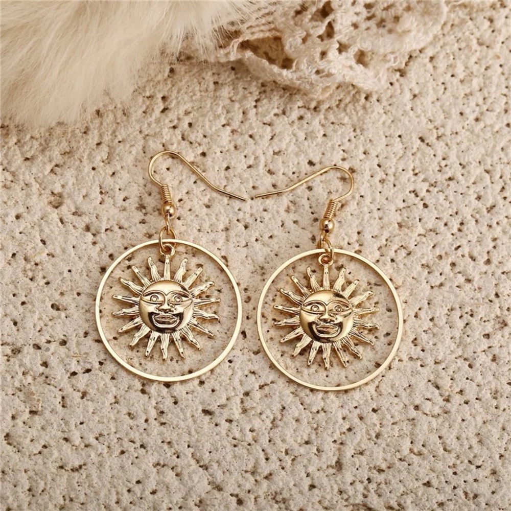 3/$30 💛 Sun Pendant Earrings - Picture 4 of 5